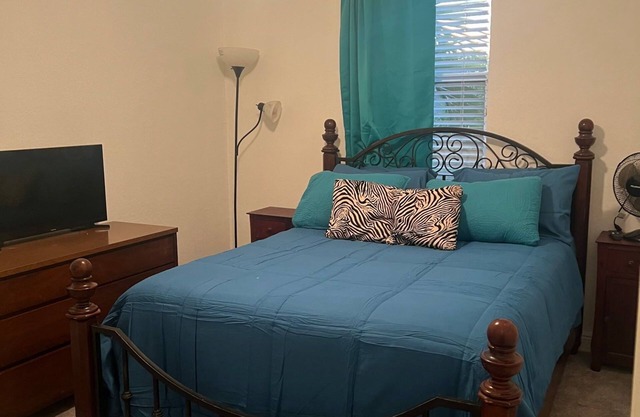 Charming 1 bedroom townhome with AC, parking, and WiFi in beautiful Miramar.