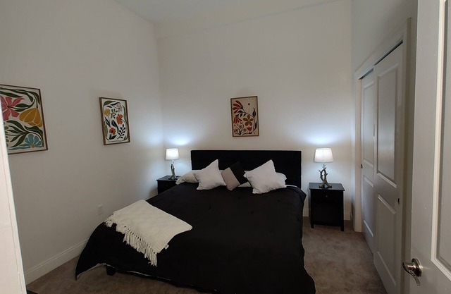 Charming 1-bedroom apartment in Downtown Indianapolis with parking included