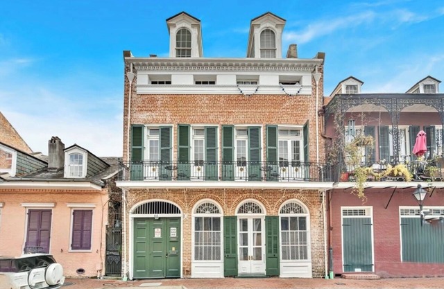 Charming 1-bedroom condo in awesome New Orleans with steps to Bourbon St.