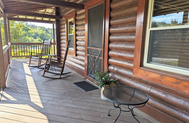 Charming 1 Bedroom, 2 Bed Loft Cabin in Lovely Shelbyville, TN.
