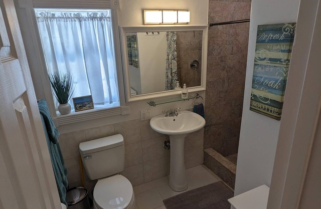 Charming 1-Bedroom Villa - Beach Access and Boat Docks