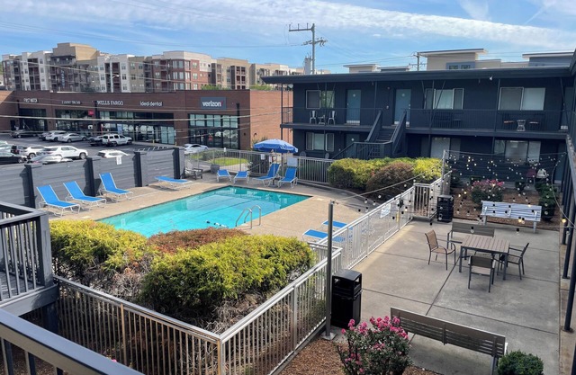 Charming 12 South Studio Condo w/Pool, Near Melrose, Downtown 2 mi, Free Parking