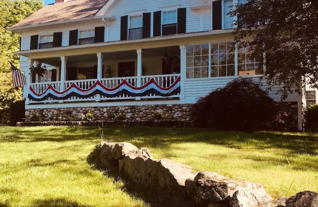 Charming 1840 Farmhouse ~ Magical Retreat ~ sleeps 14