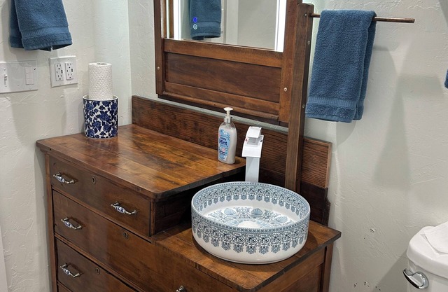 Charming 1908 historical bldg sleeps five, vintage furnishing, city park, .