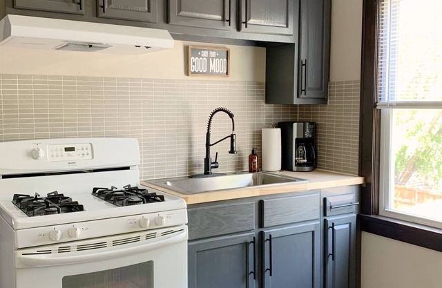 Charming 1920s 2bd Apartment in Convenient Location for Monthly+ Stays