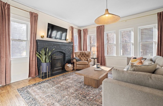 Charming 1930s bungalow in Hendersonville, NC- book today!