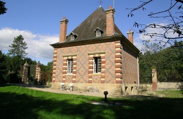 Charming 19th Century Hunting Lodge: 4BR, Garden, Near Château, WiFi, Pet-Friendly
