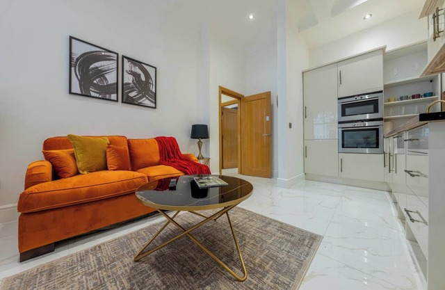 Charming 1B Apartment next to Station