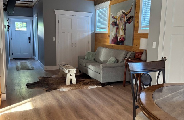 Charming 1Bedroom w/Hot Tub ~ 15 Minutes to Downtown Asheville