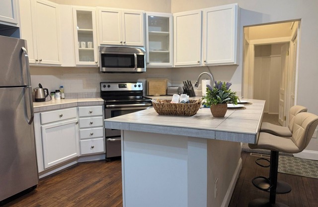 Charming 1BR Albany retreat w/parking & full kitchen, near MVP Arena, Washington Park & dining