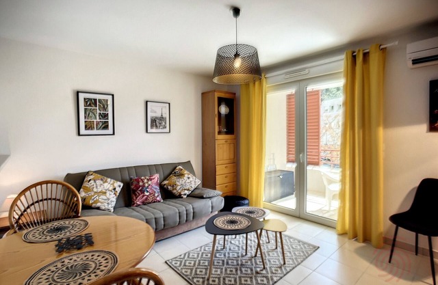 Charming 1BR Apt with Terrace, AC & Parking, 500m from Lamalou-les-Bains Center