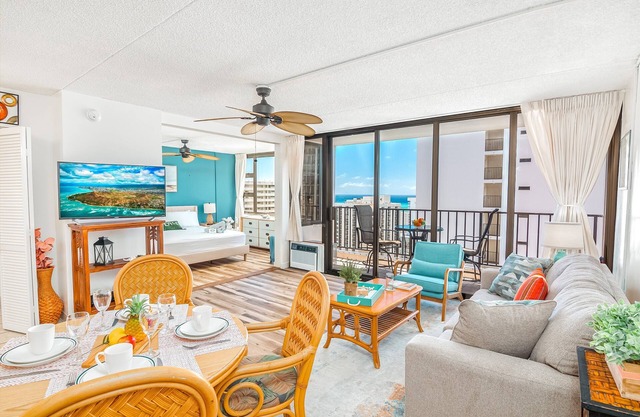 Charming 1BR: Waikiki Banyan, Ocean View + Parking!