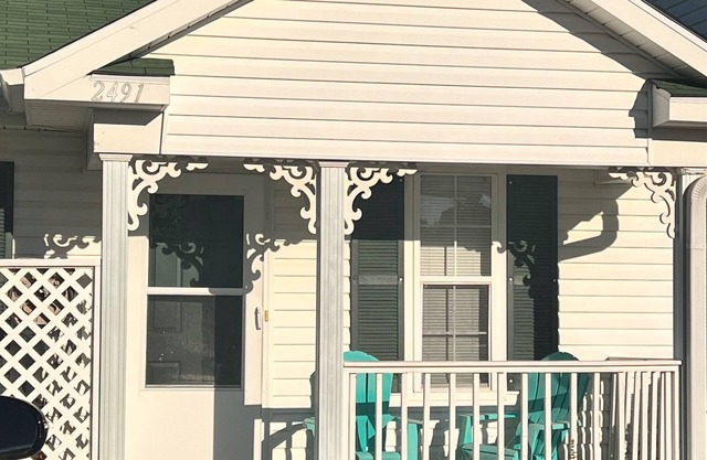 Charming 2-bdr home, fenced byard, fully equipped, central location