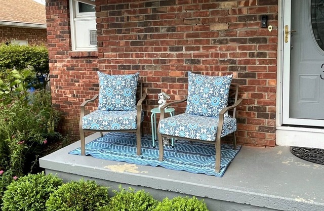 Charming 2 bdrm Apt -Home Away from Home in prime location