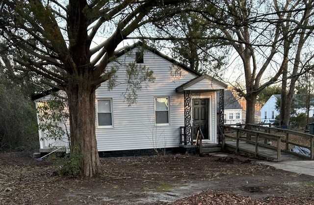 Charming 2 bed 1 bath home just a 1/2 mile from Hospital