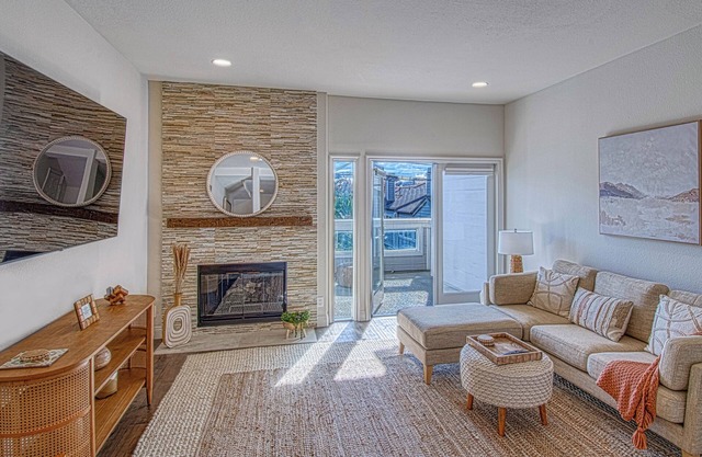 Charming 2-bed, 2.5 bath condo in Dana Point with AC