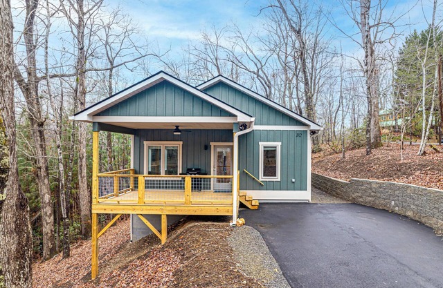 Charming 2-bed 2-bath Modern Mountain Cottage