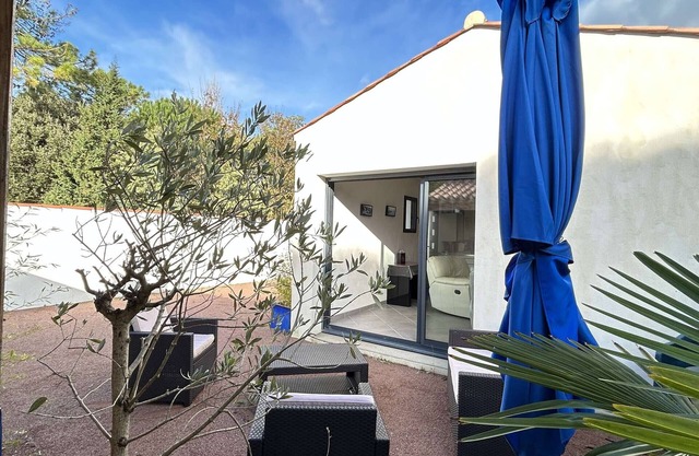 Charming 2-Bed House, Sleep 5, Near Beach with Garden & BBQ