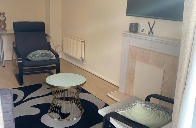 Charming 2-Bed House in London