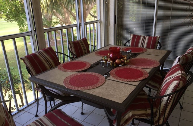 Charming 2 Bed plus den/2 Bath condo. Spanish Wells golf course view