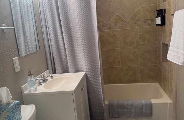 Charming 2-bedroom house with WiFi, AC in delightful Colorado Springs.