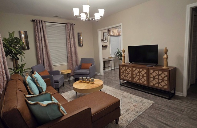 Charming 2-bedroom house with WiFi and AC and Large yard in North Charleston
