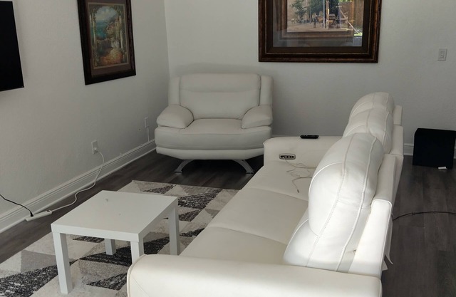 Charming 2-bedroom bungalow in welcoming North Lauderdale with WiFi, AC