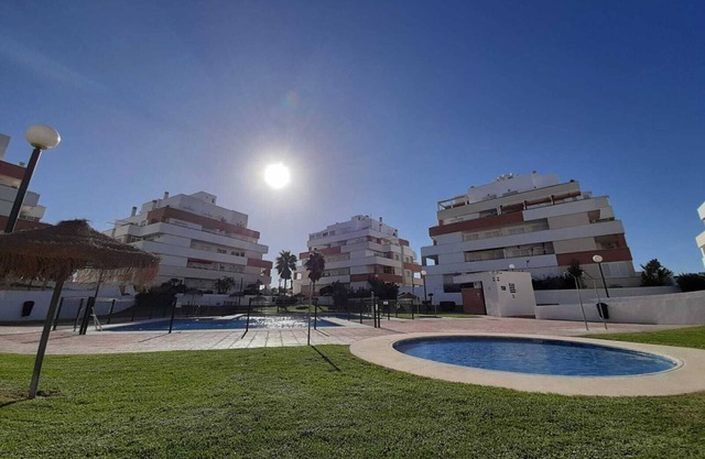 Charming 2-bedroom apartment with WiFi, AC in fabulous Roquetas de Mar