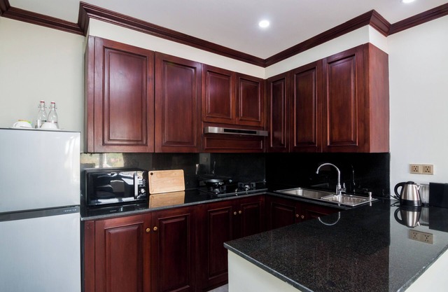 Charming 2-bedroom with Kitchen, Pool, Fitness room
