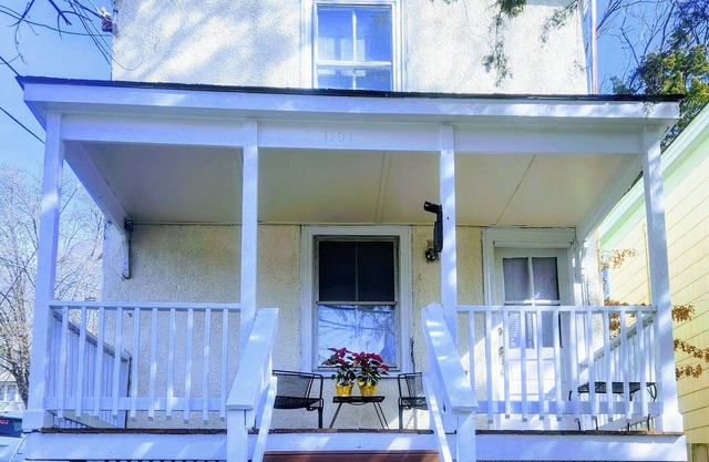 Charming 2-bedroom Downtown Retreat in Charlottesville with parking & wifi
