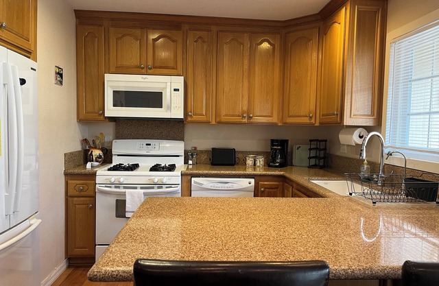 Charming 2-bedrm. cottage 5 min from the beach!n Mid-term Rental-30 day min.