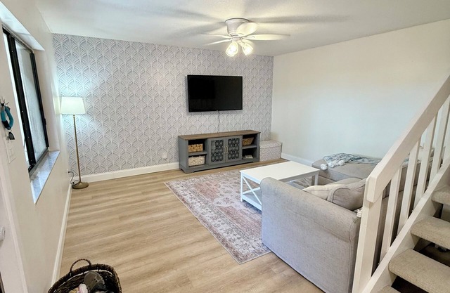 Charming 2-bedroom townhome with AC, WiFi in awesome Cape Canaveral
