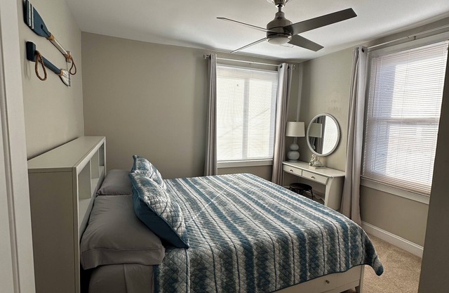 Charming 2-bedroom cottage w/Private yard 3 block From the Beach!