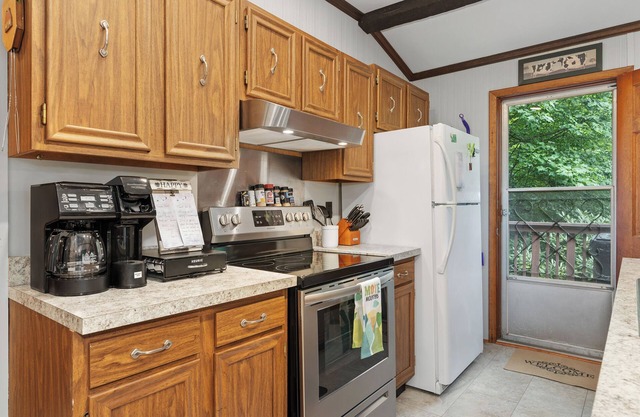 Charming 2-bedroom cabin in delightful Hendersonville with AC, WiFi