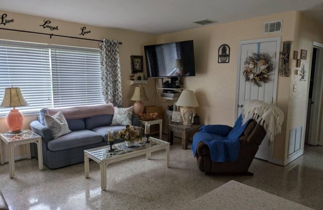 Charming 2-bedroom pool house with WiFi and AC in Port Charlotte