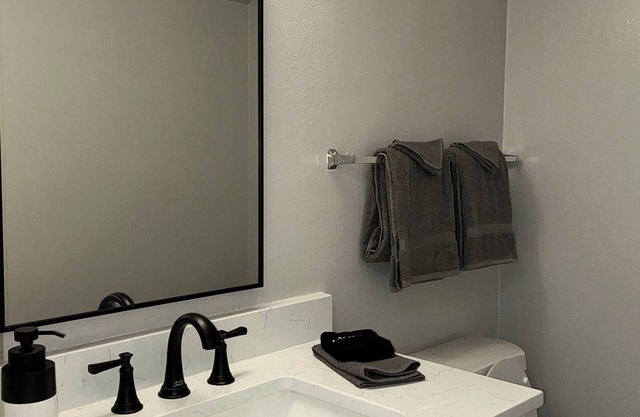 Charming 2-bedroom apartment in Pleasant Alamo Heights with AC, WiFi