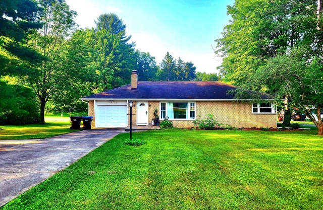 Charming 2-bedroom house in serene Conneaut Lake with AC, WiFi, large backyard