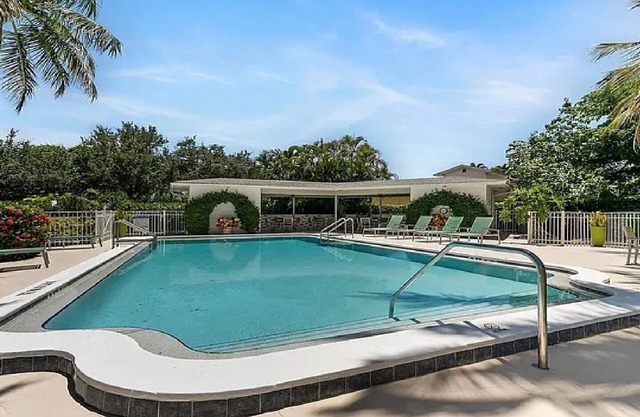 Charming 2-bedroom 1st floor condo in desirable Olde Naples. Walk to Beach.