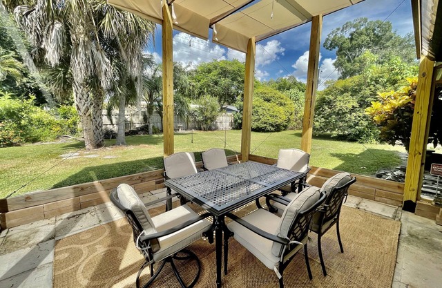 Charming 2 Bedroom 2 Bath Home in Lovely Gulf Gate - 4 miles to Siesta Key Beach