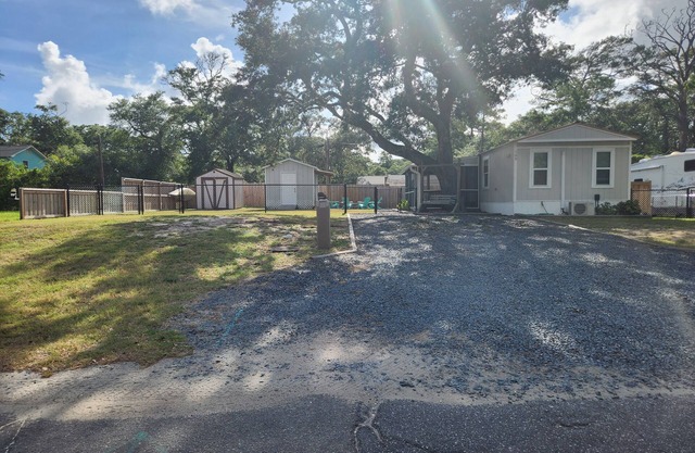 Charming 2-bedroom, 5 minute walk to the beach on Oak Island