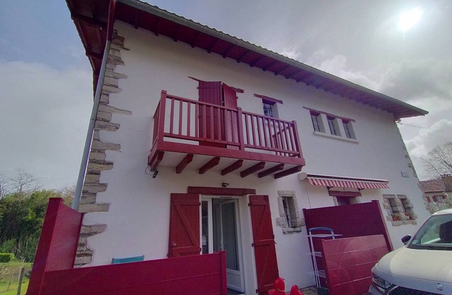 Charming 2-Bedroom Apartment in Larressore with Terrace, Fully Equipped Kitchen, and WiFi