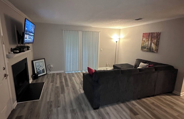 Charming 2-bedroom apartment with WiFi, AC in pleasant Greensboro