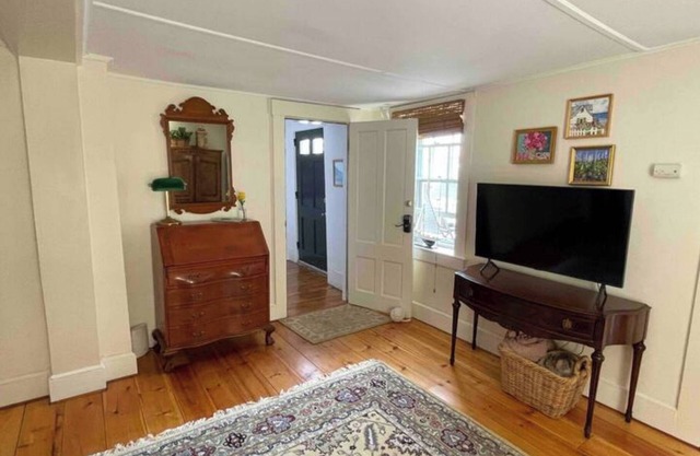 Charming 2-bedroom apt near beach in beautiful, historic, seaside Marblehead.