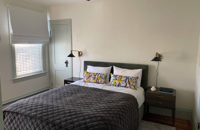 Charming 2 bedroom apartment w/off-street parking