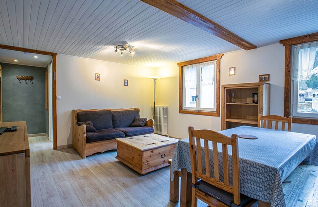 Charming 2-Bedroom Apartment, Village Center, Ski Nearby, Wifi Included