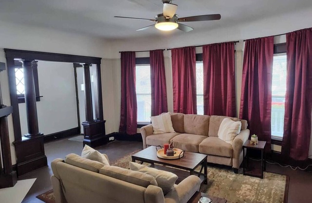 Charming 2-bedroom apartment with AC; near hospitals and Case Western
