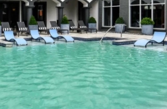 Charming 2-bedroom apartment in Buckhead ! Very safe location, free parking n