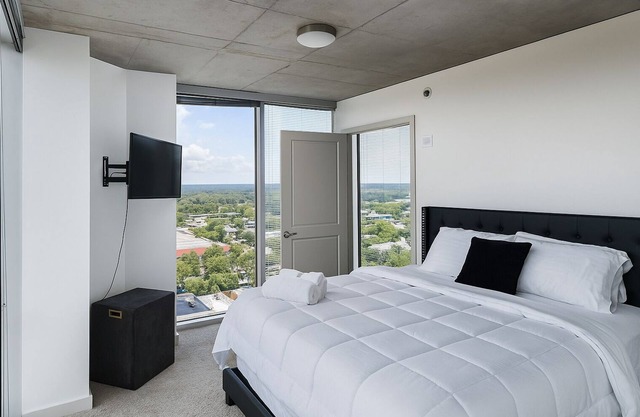 Charming 2-bedroom apartment in delightful Raleigh with AC, fitness room