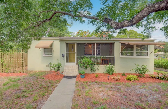 Charming 2-bedroom bungalow In Downtown historic Fort Myers