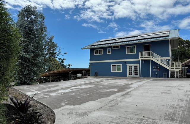 Charming 2 bedroom/bath & much more ground level in Kealakekua